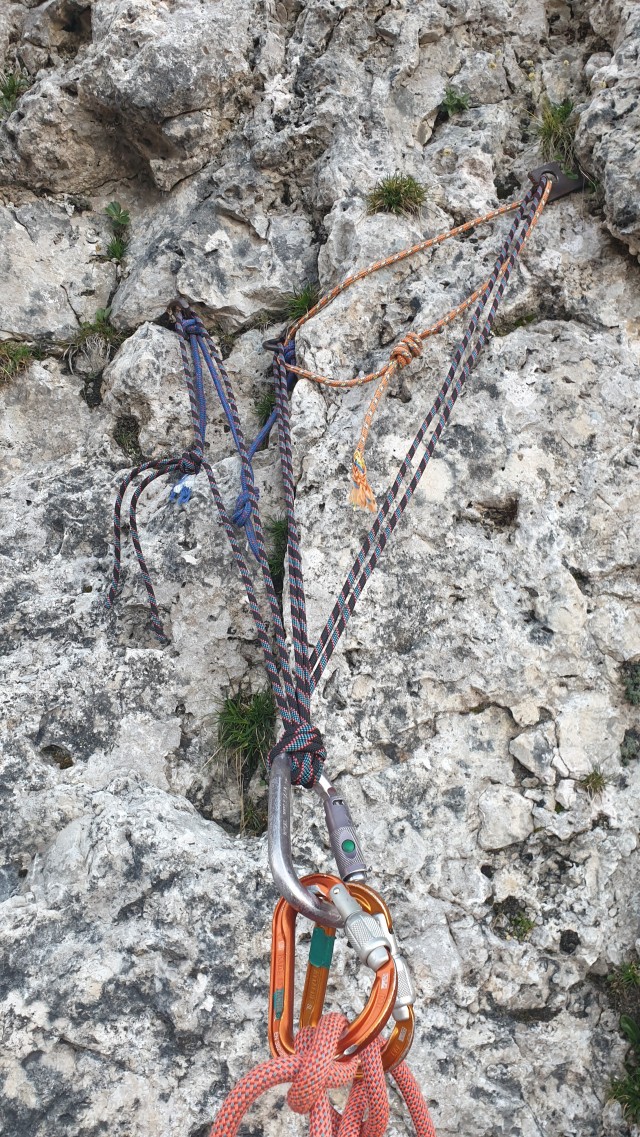 Twee voorbeelden waarbij de prusik direct door mephaken is gehaald. Op de foto’s wordt niet specifiek de AustriAlpinprusikgebruikt. Ze zijn bedoeld om te illustreren hoe een standplaats met de prusik er uit zou kunnen zien. Deze manier van standplaatsbouw kan ook met de AustriAlpinprusik gedaan worden.