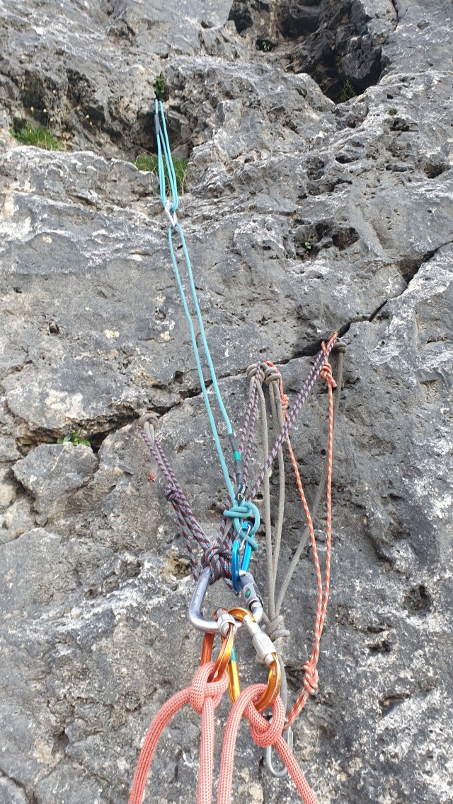 Twee voorbeelden waarbij de prusik direct door mephaken is gehaald. Op de foto’s wordt niet specifiek de AustriAlpinprusikgebruikt. Ze zijn bedoeld om te illustreren hoe een standplaats met de prusik er uit zou kunnen zien. Deze manier van standplaatsbouw kan ook met de AustriAlpinprusik gedaan worden.