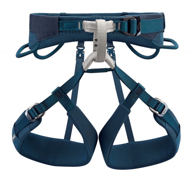 De Petzl Adjama Klimgordel voor heren in het blauw.